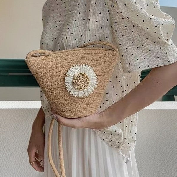 Hand-knotted bag with flower appliqué Bowlift