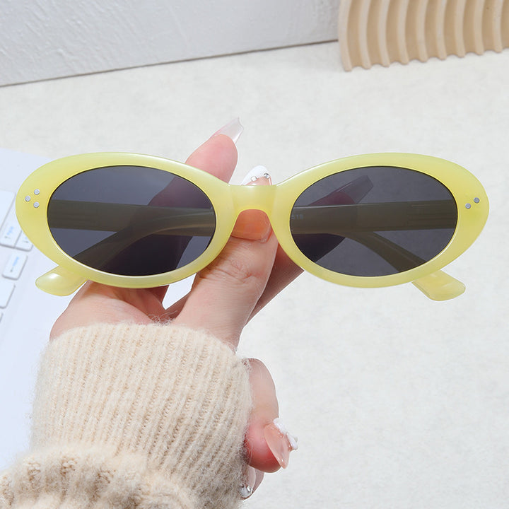 Ladies fashionable sunglasses in elegant oval design Bowlift
