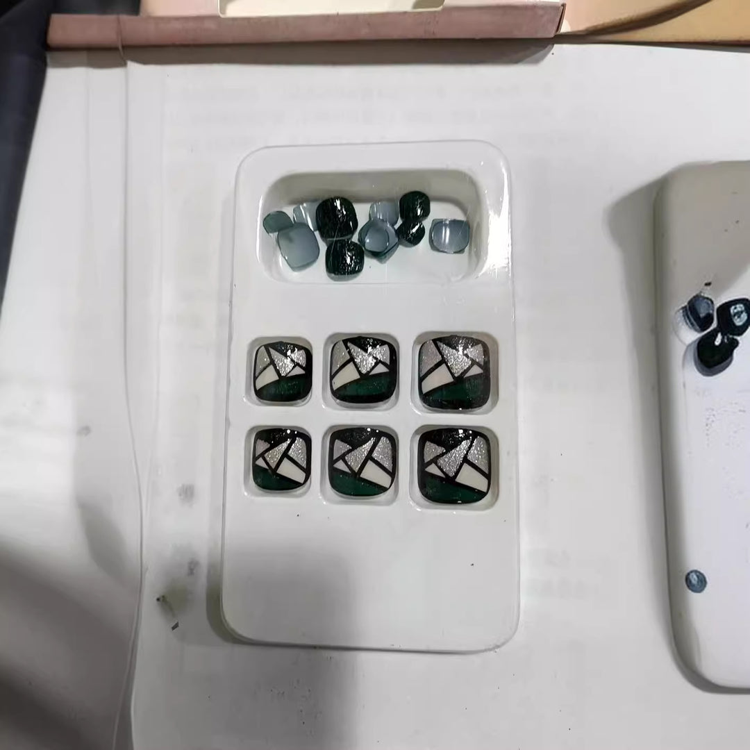 Geometric Design Press-On Nail Set Bowlift