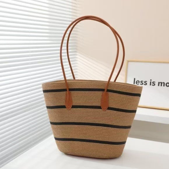 Sleek beach bag with matching sun hat Bowlift
