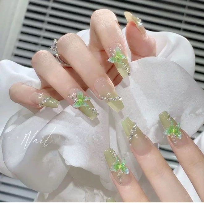 Glamorous nail art with pearls and glitter Bowlift