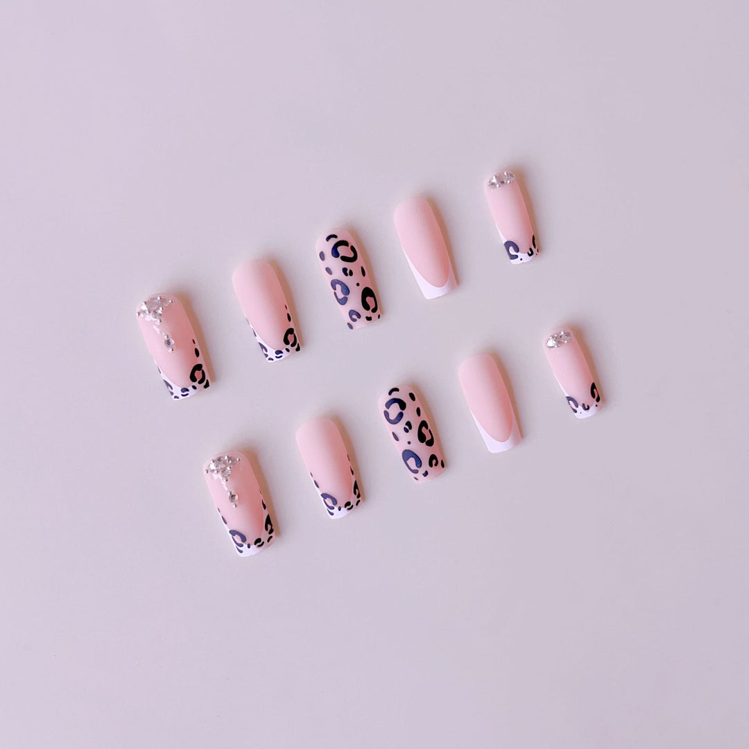 Acrylic Nail Set with Luxurious Leopard Motif and Elegant Glitter Accents Bowlift