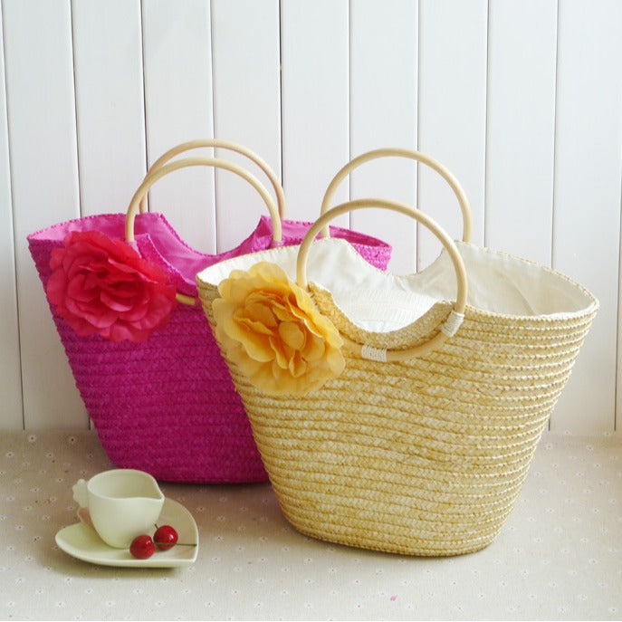 Elegant Bast bag with floral accents Bowlift