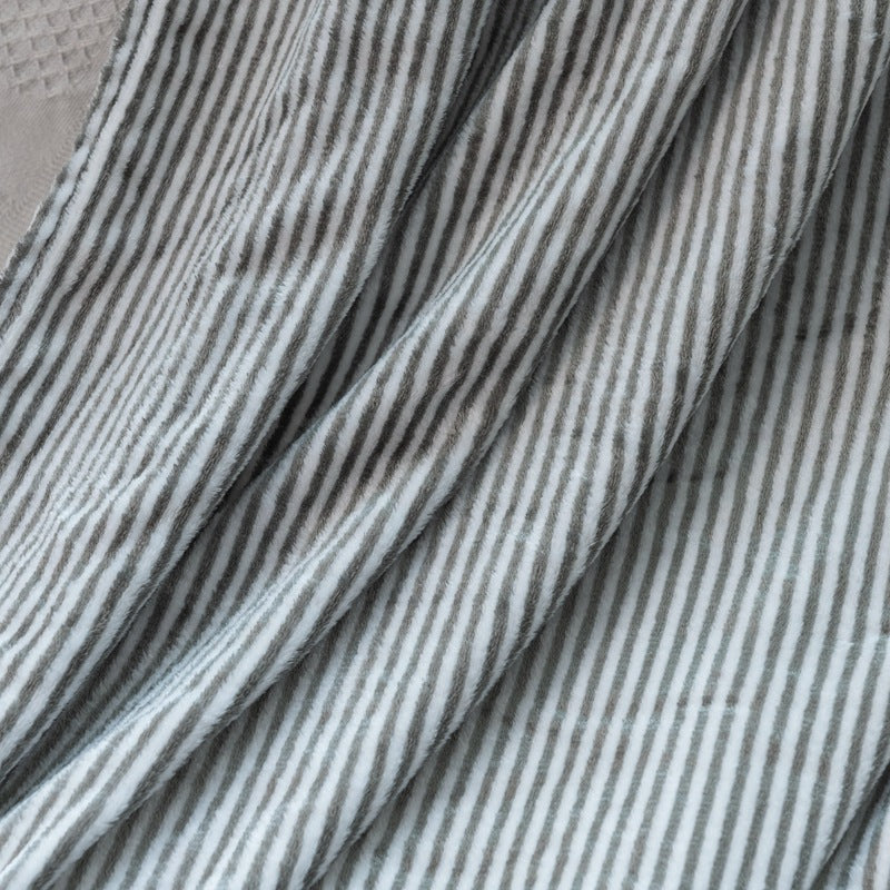 Ladies' Throw Blanket Bowlift