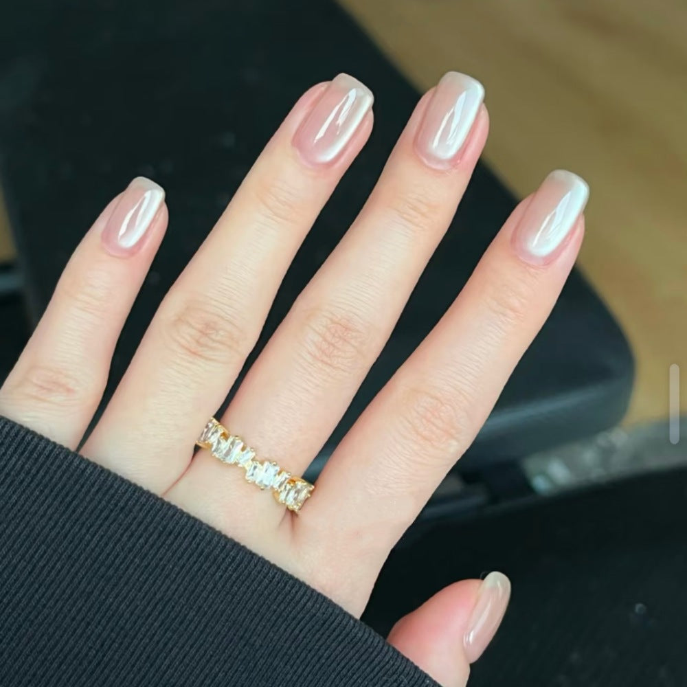 Stylish Press-On Nail Set with Shimmering Finish Bowlift