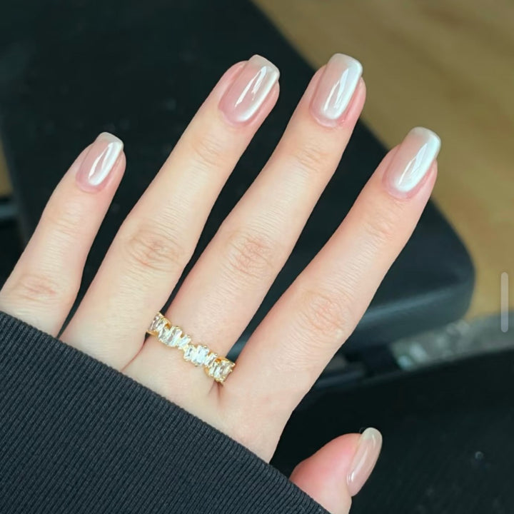 Stylish Press-On Nail Set with Shimmering Finish Bowlift