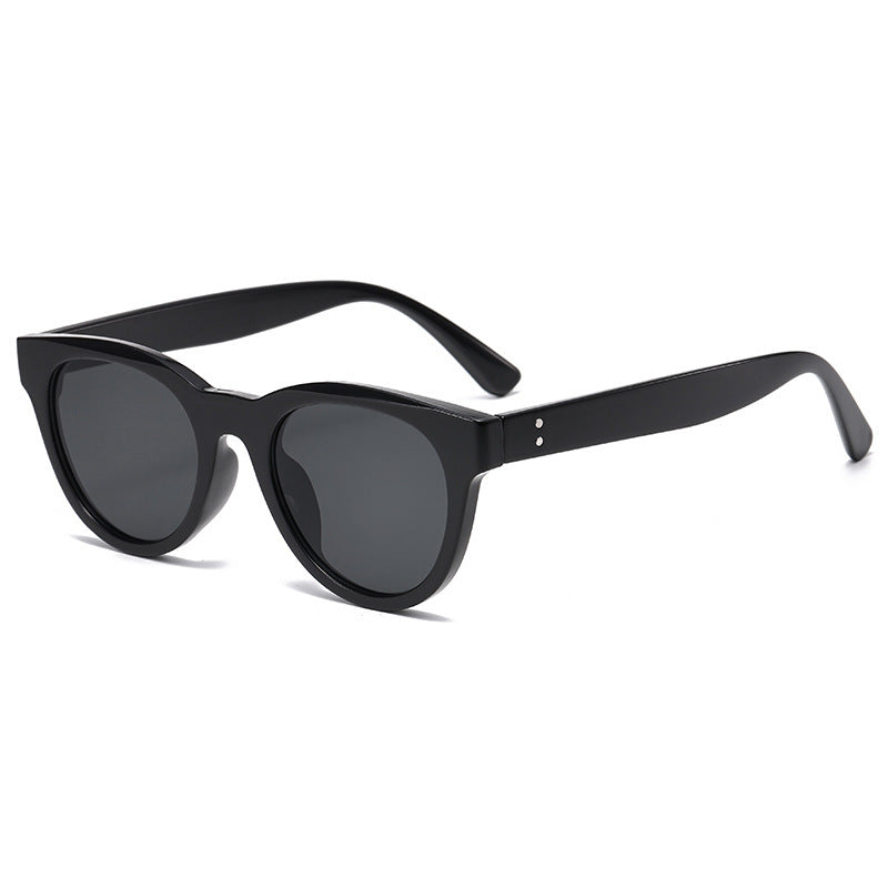 Women Fashionable Oversized Sunglasses in Elegant, Curved Design Bowlift