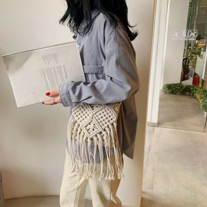 Hand-knotted macrame shoulder bag with fringes Bowlift