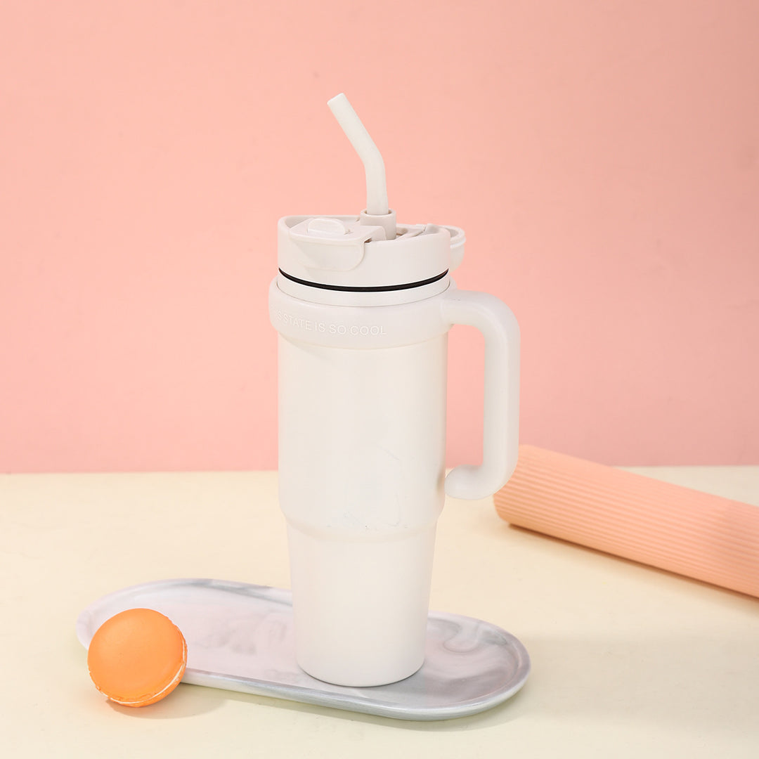 Unisex drinking cup with integrated straw Bowlift