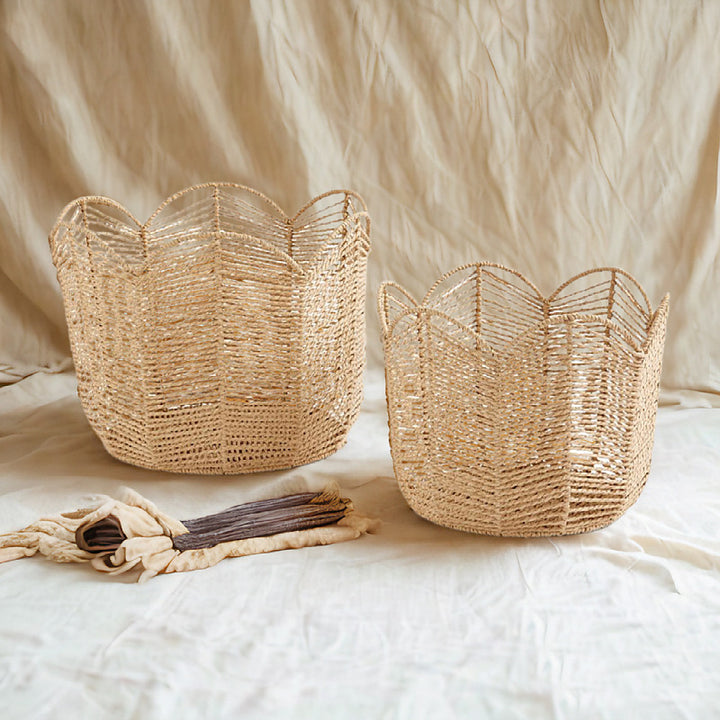 Handcrafted storage basket in leaf design Bowlift