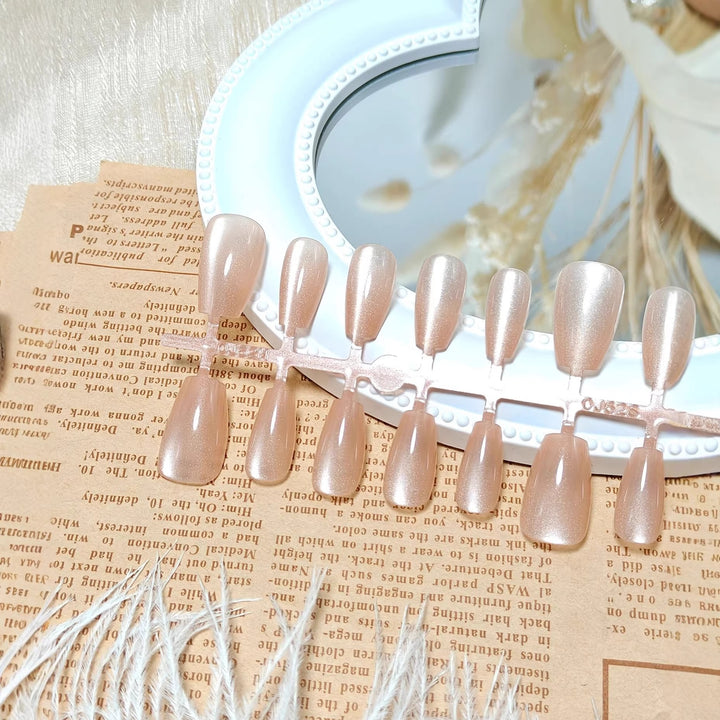 Artificial nails in the elegant nail art set Bowlift