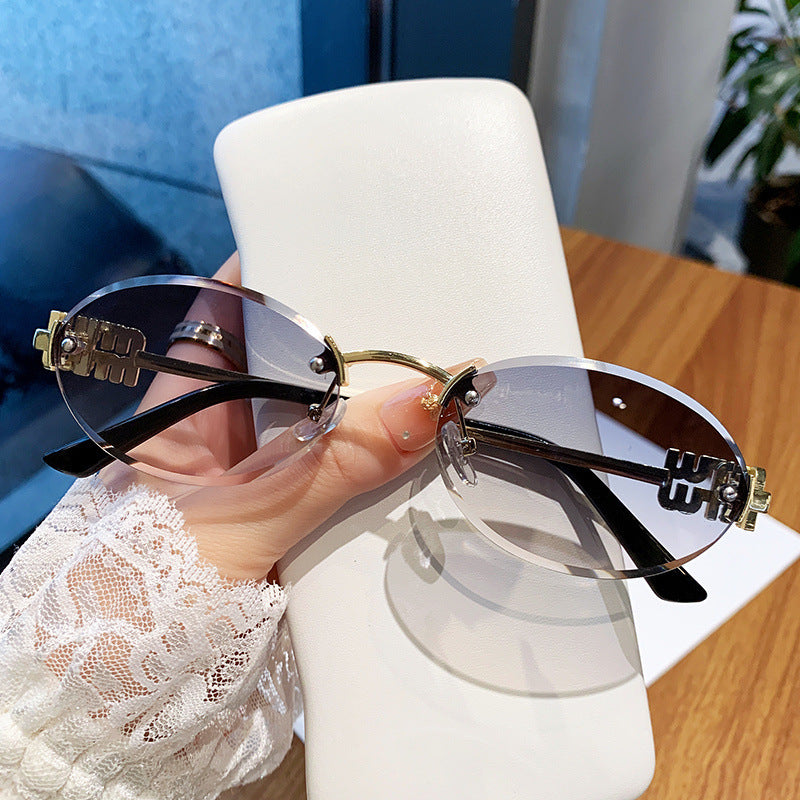 Ladies fashionable sunglasses in elegant oval design Bowlift