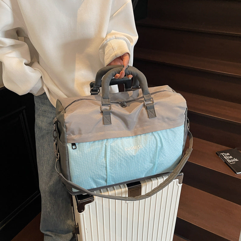 Sporty Travel Bag with Reinforced Shoulder Strap Bowlift