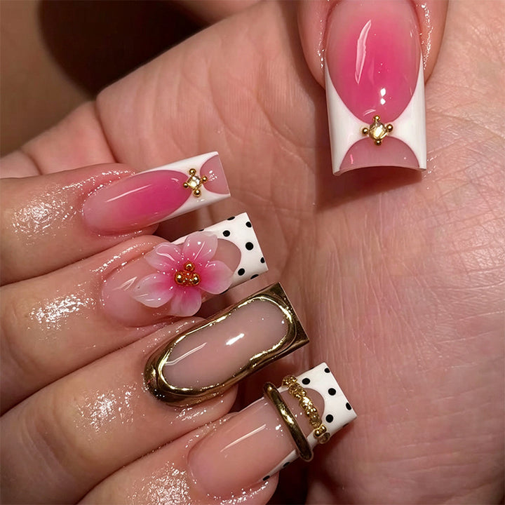 Elegant Artificial Nail Tips with Gold Accents Bowlift