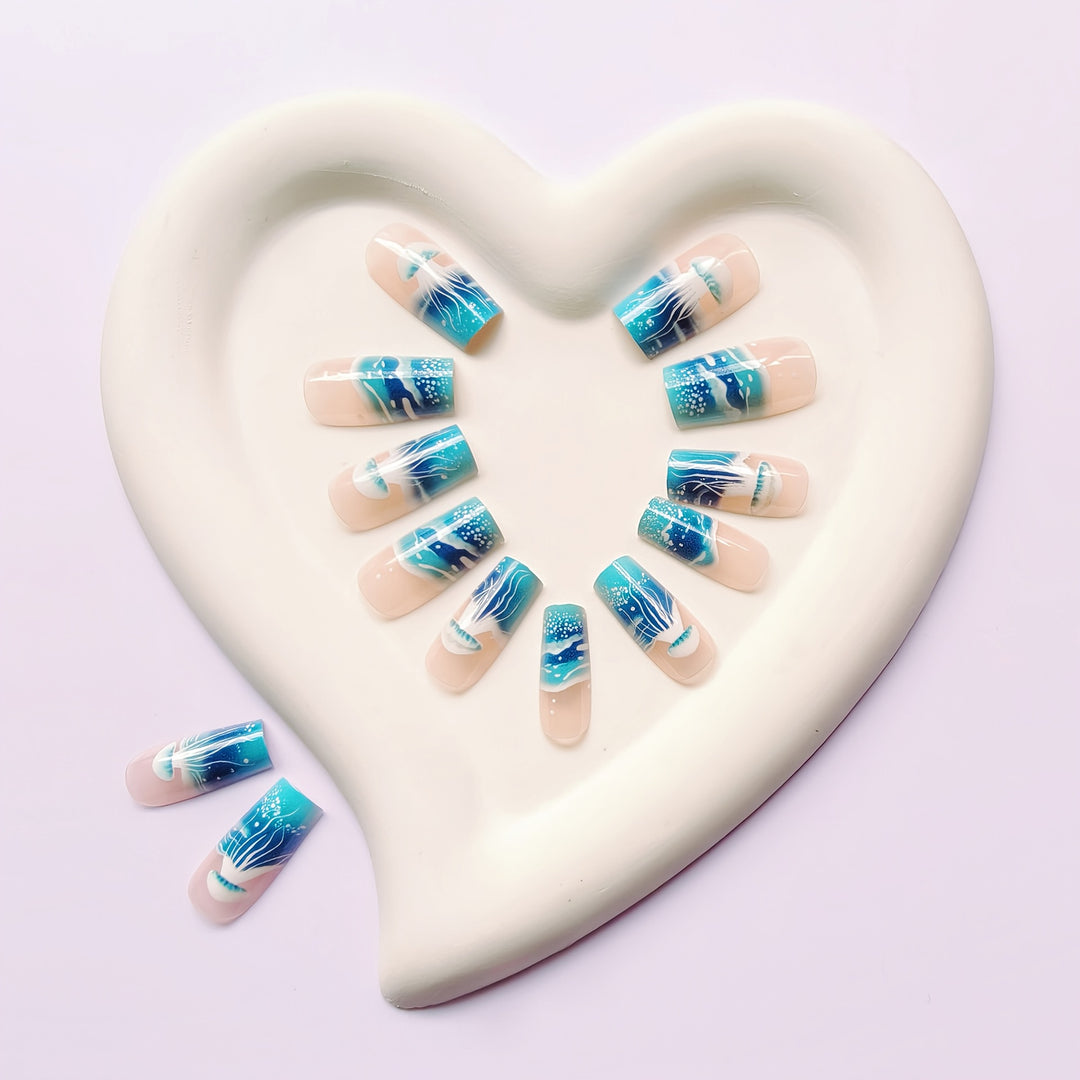 Artificial nails with transparent jellyfish design Bowlift