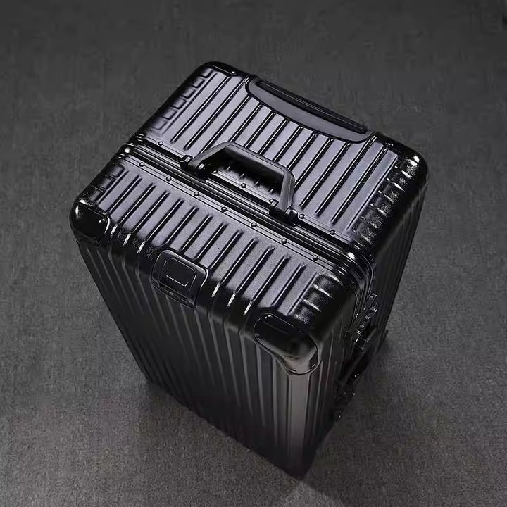 Sturdy Hardshell Spinner Suitcase
