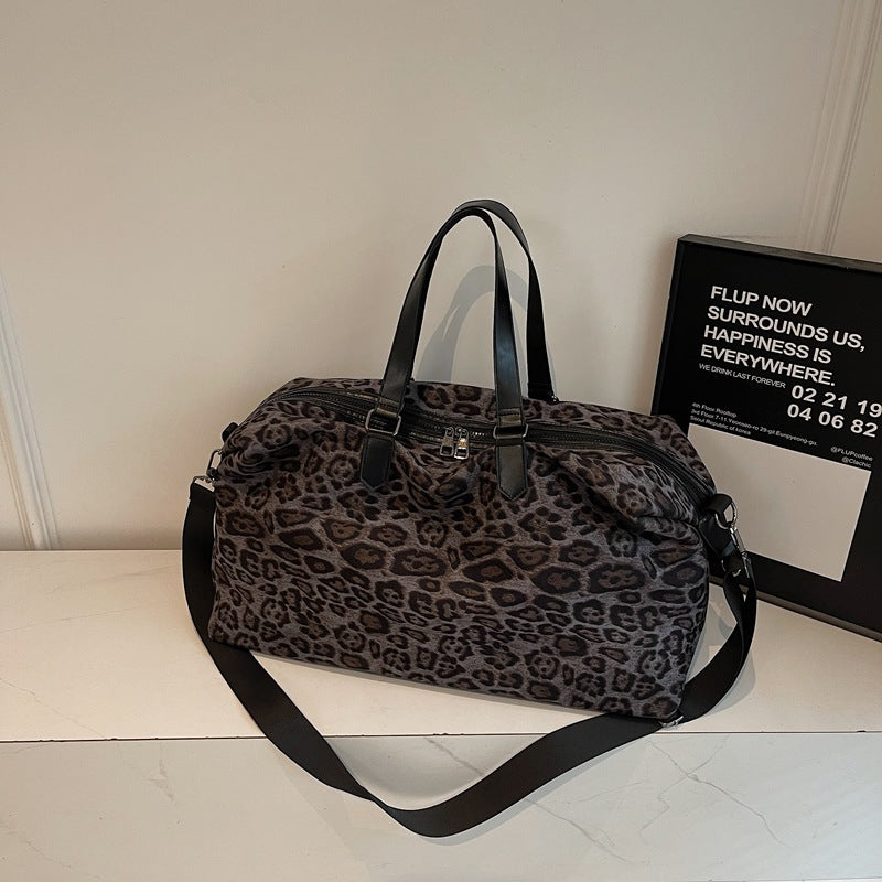 Weekend travel bag in fashionable leopard pattern Bowlift