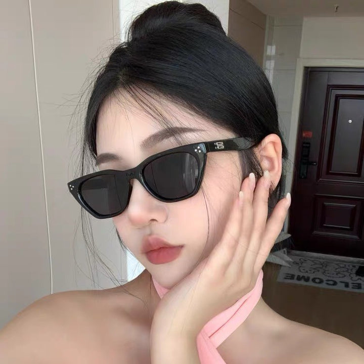 Ladies fashionable retro sunglasses with elegant design Bowlift
