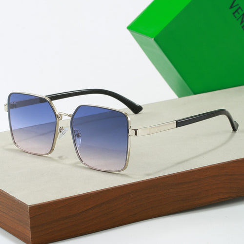 Women's fashionable sunglasses in square design with gradient lenses Bowlift