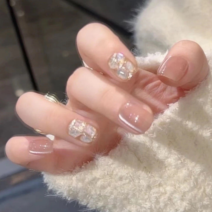 Glamorous Press-On Nail Art Set with Rhinestone Accents Bowlift