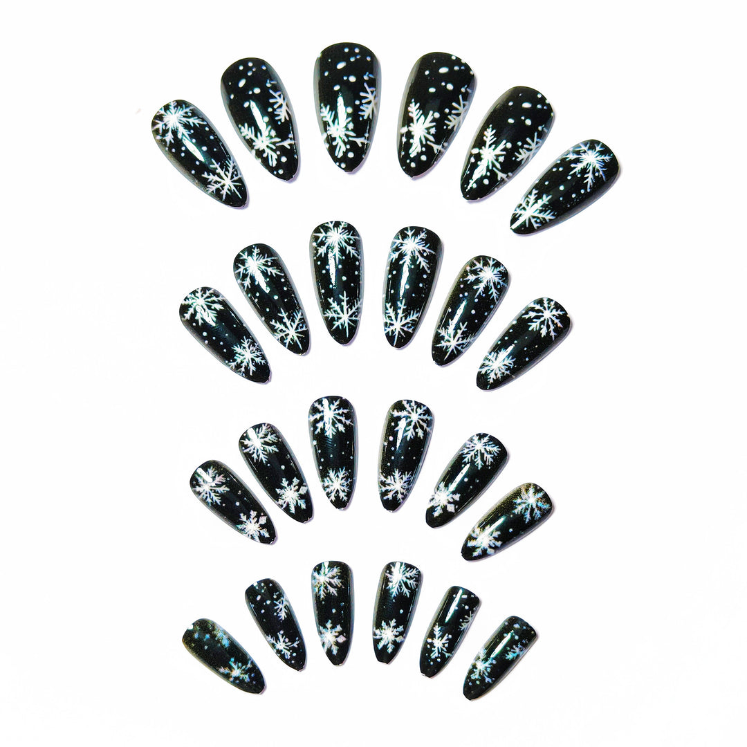 Artificial nails in winter snowflake design Bowlift