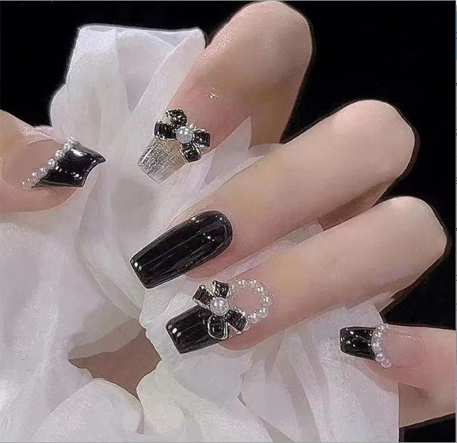 Glamorous nail art with pearls and glitter Bowlift