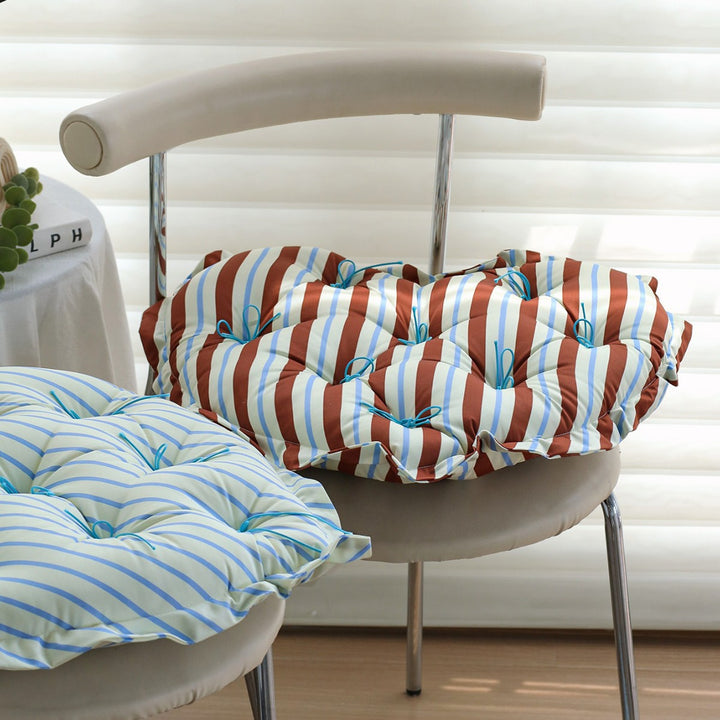 Heart-shaped padded floor cushion with checkered pattern and loop binding Bowlift