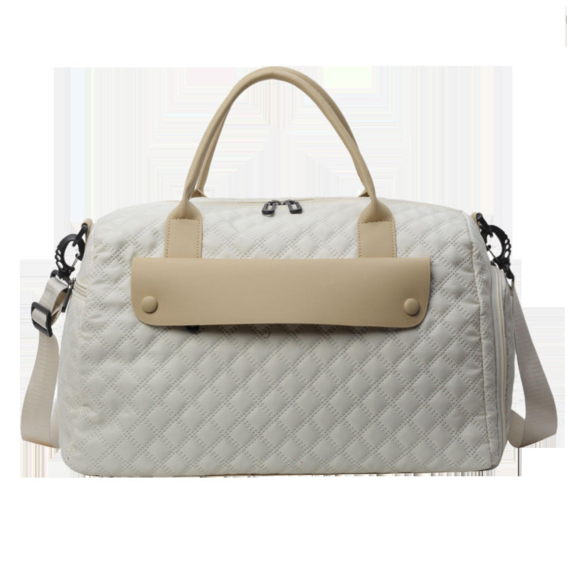 Sporty travel bag with ergonomic carrying system and water-repellent material Bowlift