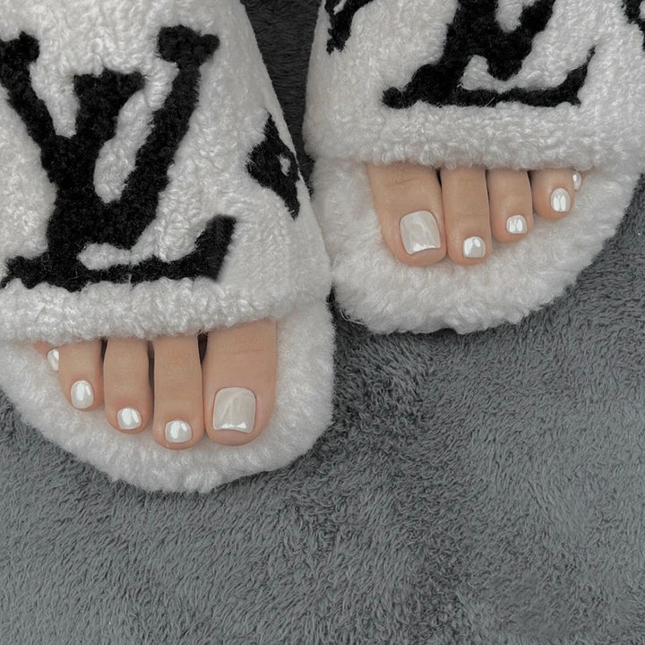 Heart-Embellished Press-On Toe Nails Bowlift