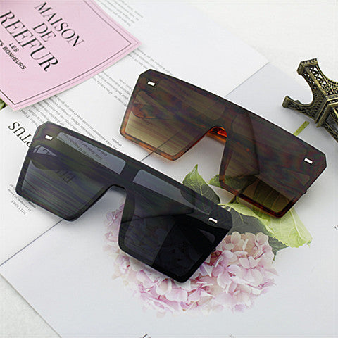 Women’s Fashion Rectangular Sunglasses in Urban Design Bowlift