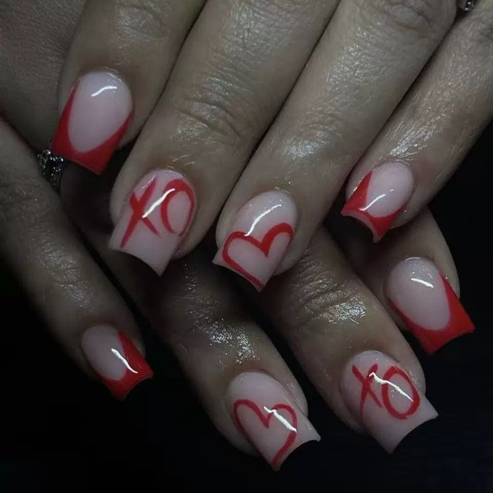 Artificial nail set with romantic heart design and stylish accents Bowlift