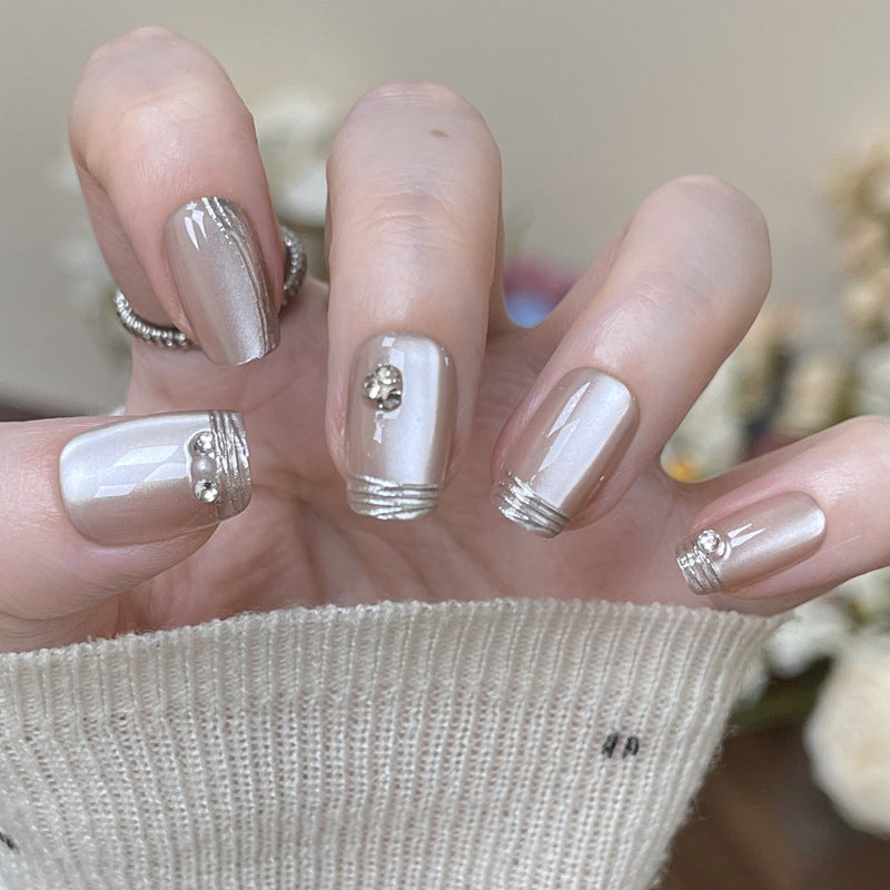 Elegant Decorative Press-On Nails with Metallic Accents Bowlift