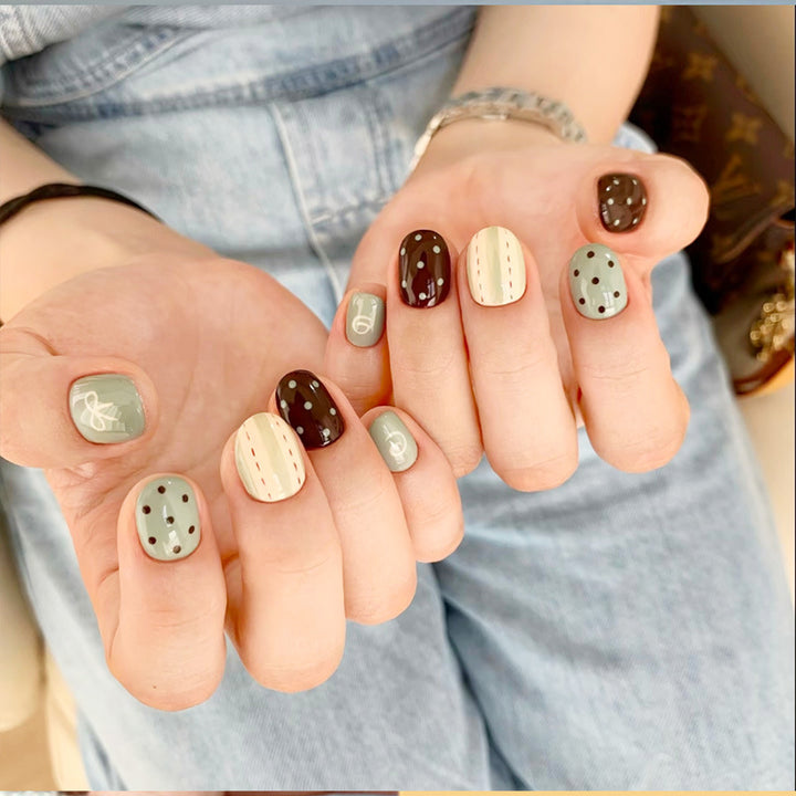 Artistic Cat-Themed Press-On Nail Art Set Bowlift