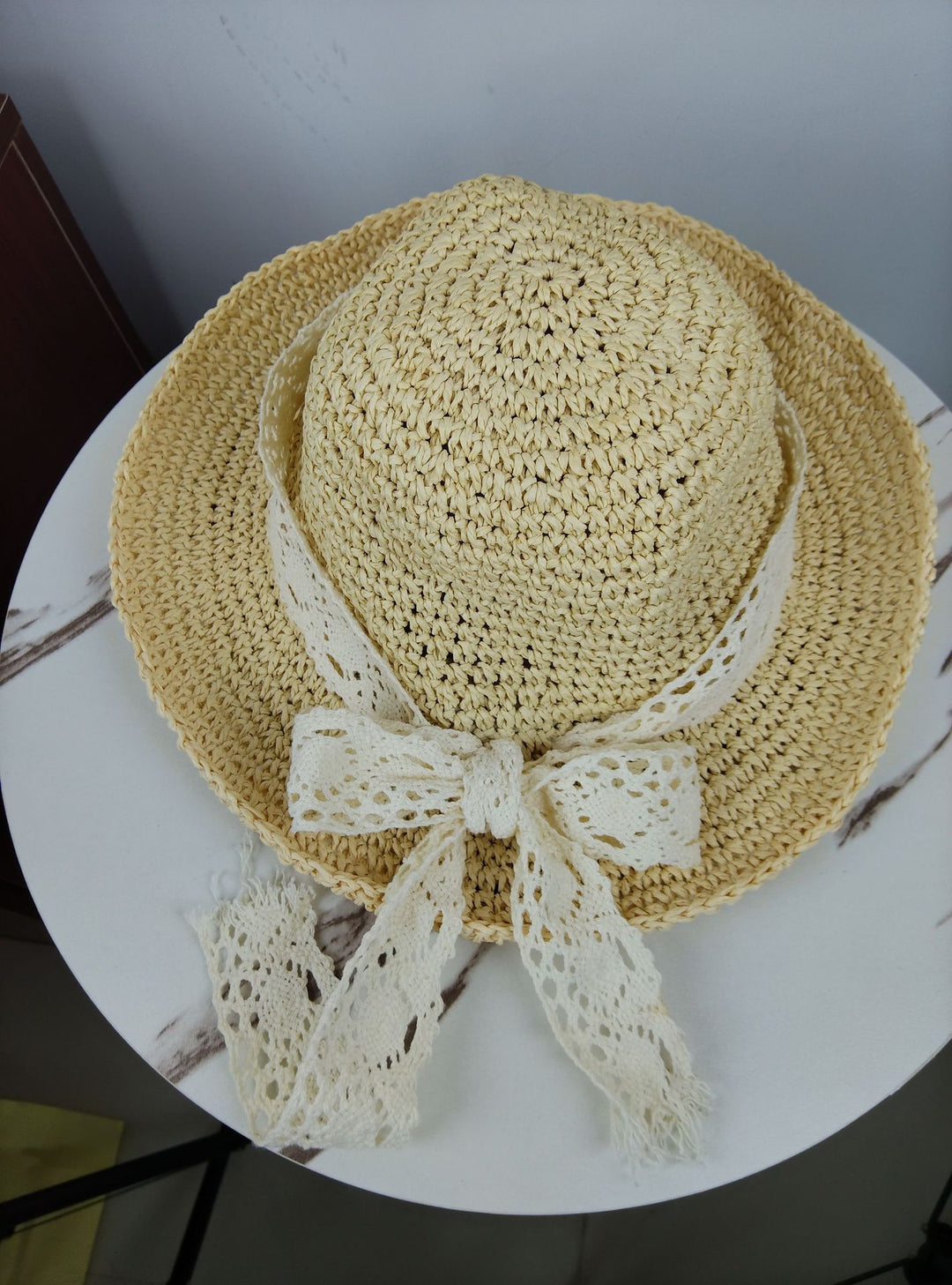 More elegant and stylish straw hat with lace band Bowlift