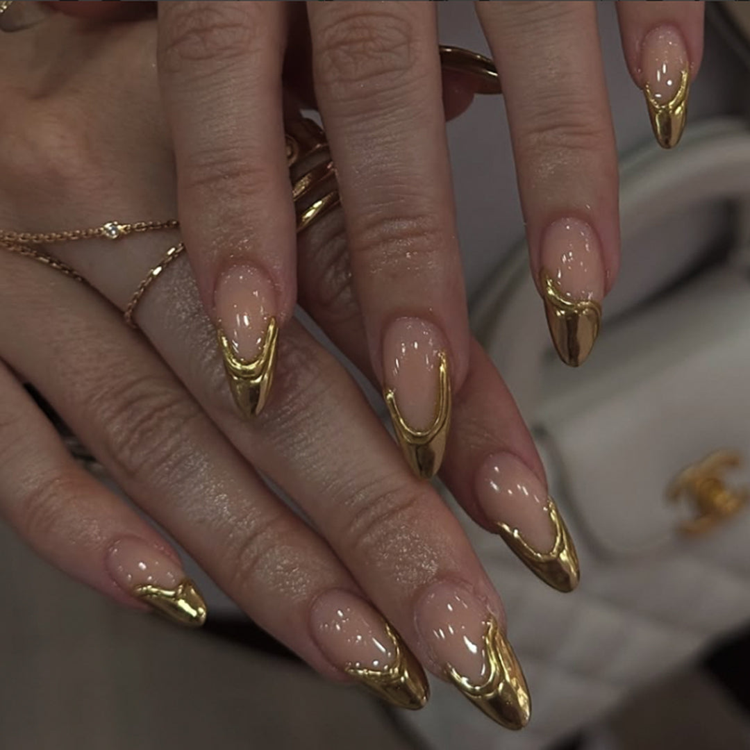 Elegant nail art in maritime design with glitter and 3D accents Bowlift