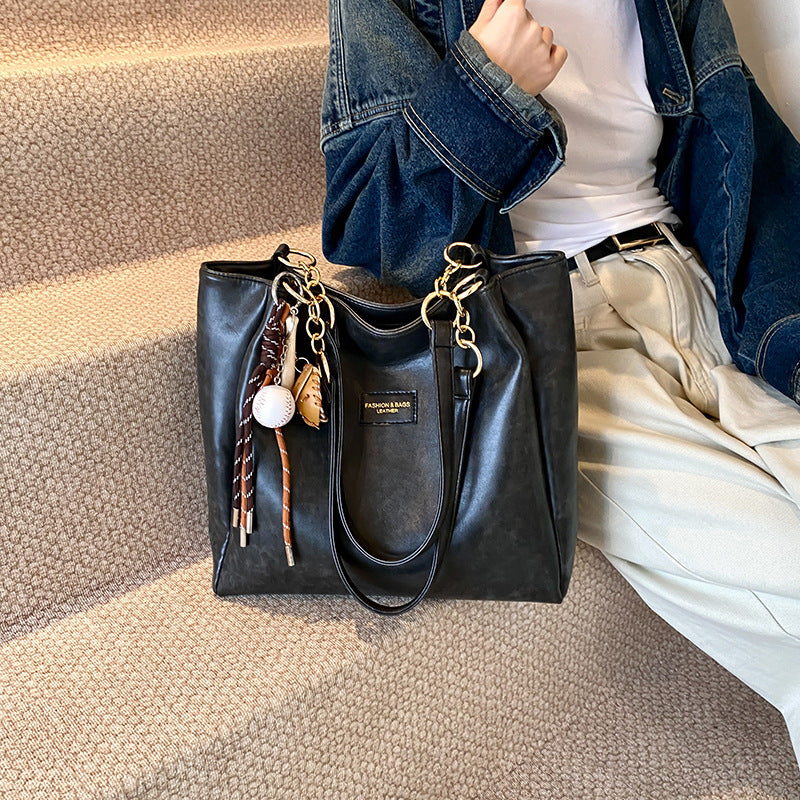 Luxurious Vintage-Inspired Handbag Bowlift