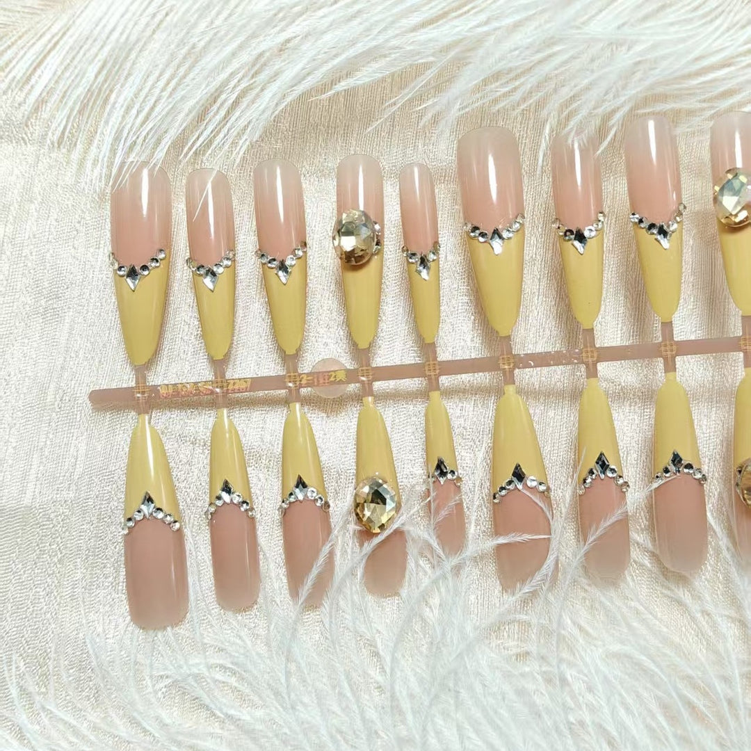 Artificial nails with elegant 3D applications and glitter Bowlift