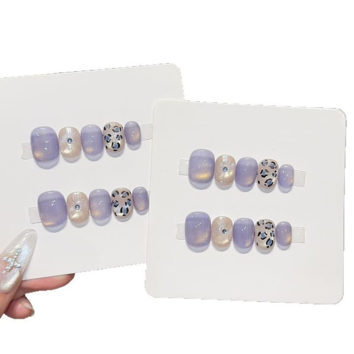 Glamorous artificial nails with elegant glitter elements Bowlift