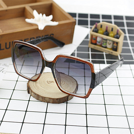 Ladies extravagant square sunglasses with unique design Bowlift