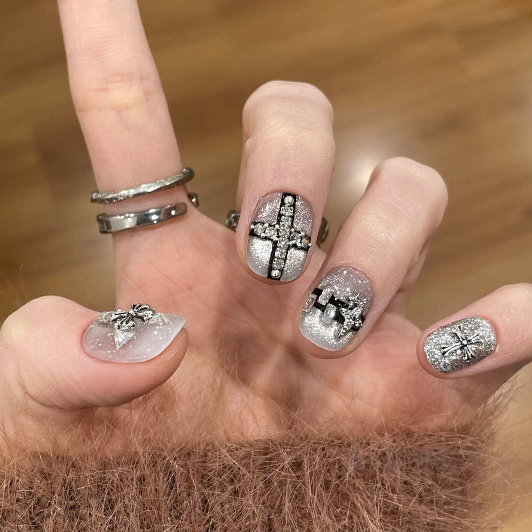 Glamorous artificial nails with rhinestone and glitter motifs Bowlift
