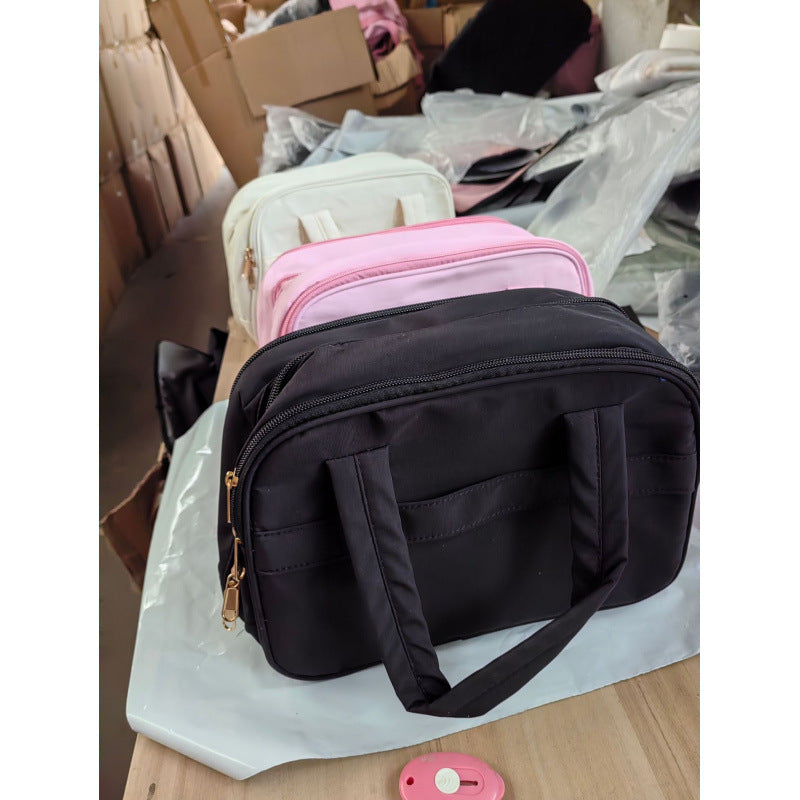 Cosmetic bag with padded interior compartment Bowlift