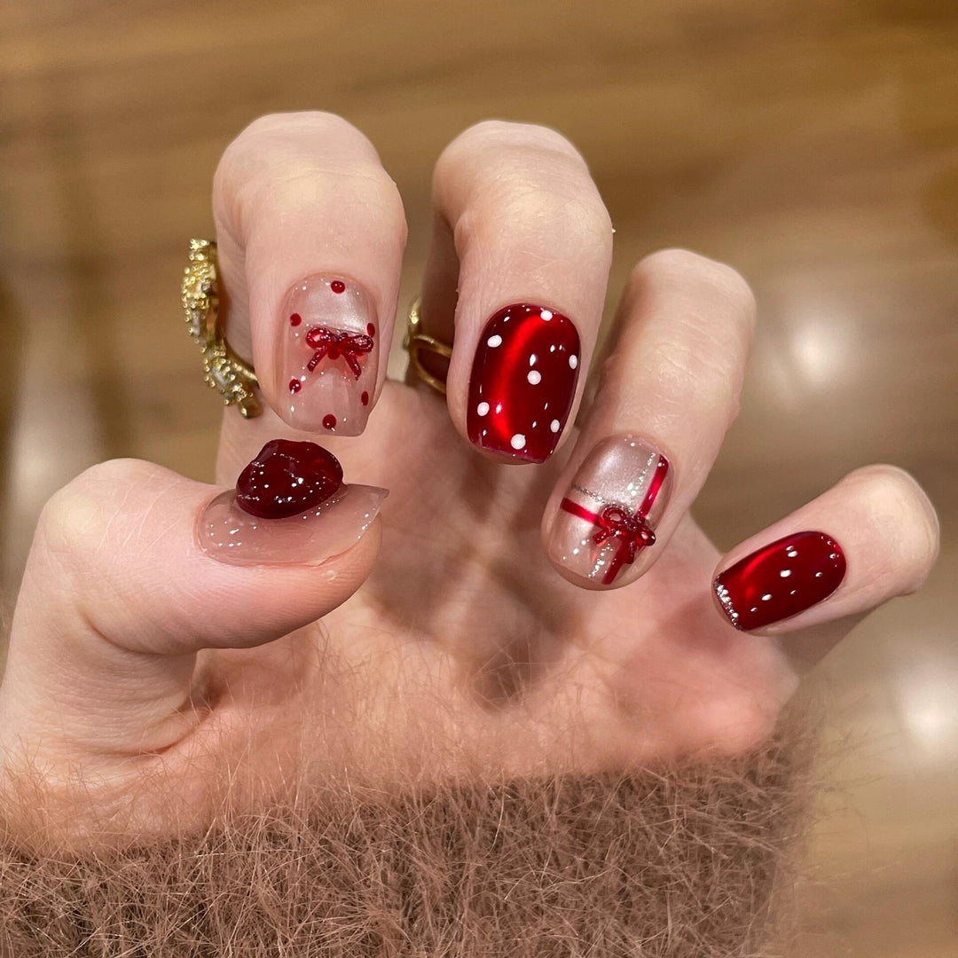 Artificial nails with festive gift design Bowlift