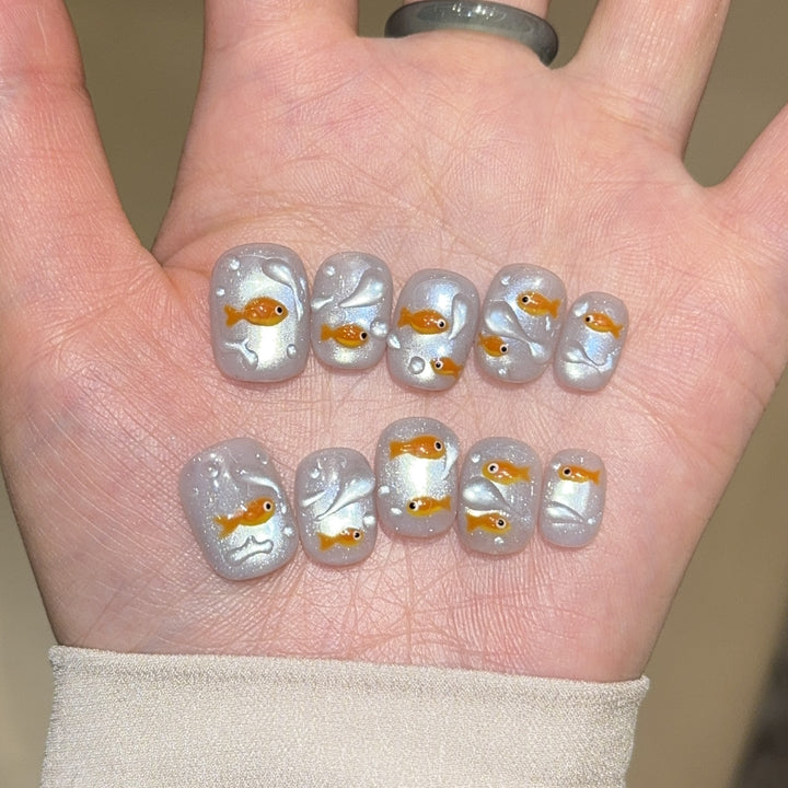 Artificial nails with goldfish design Bowlift