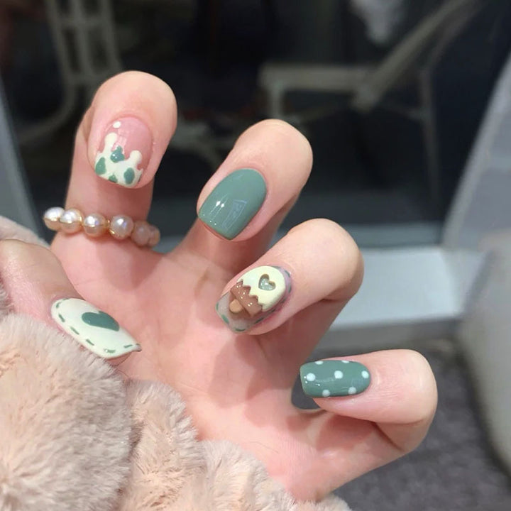 Nail set with intricate design Bowlift