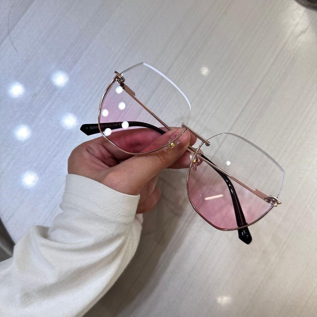 Women's sunglasses with an elegant, wide frame and luxurious accents Bowlift