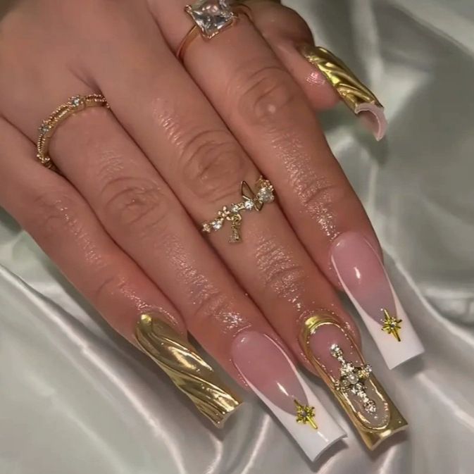 Elegant Artificial Nail Tips with Gold Accents Bowlift