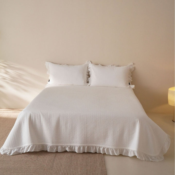 Striped bedspread with frill and pillowcase set