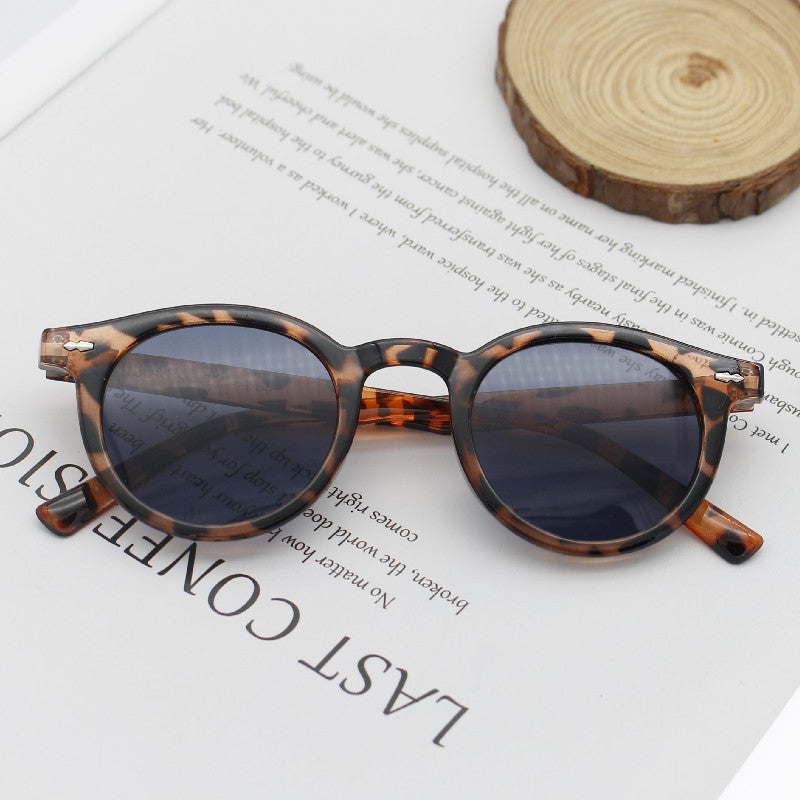 Ladies' Round Sunglasses with Elegant Design Bowlift