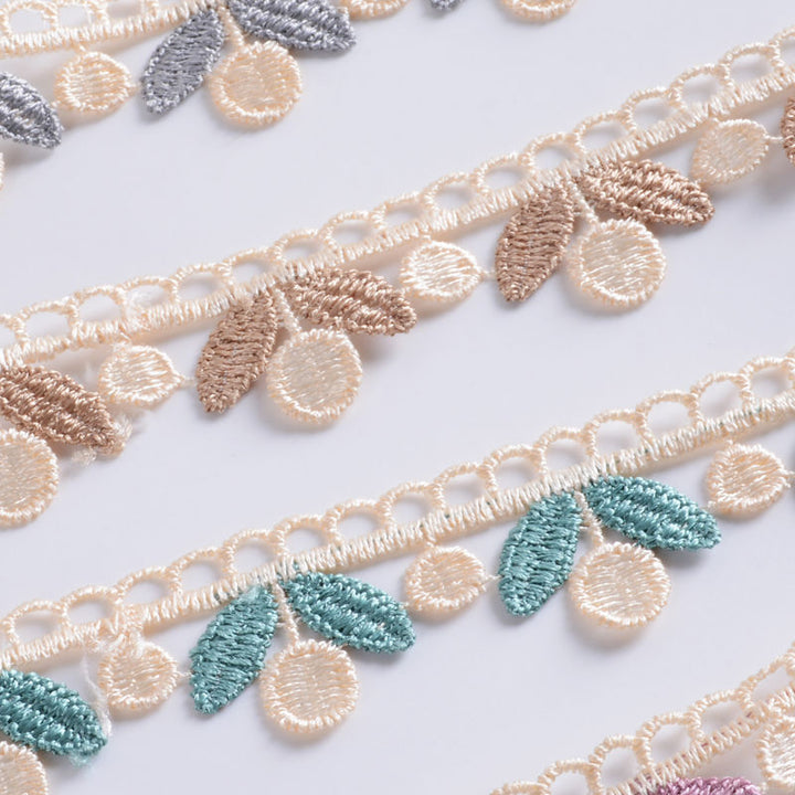 Delicate lace trim Bowlift
