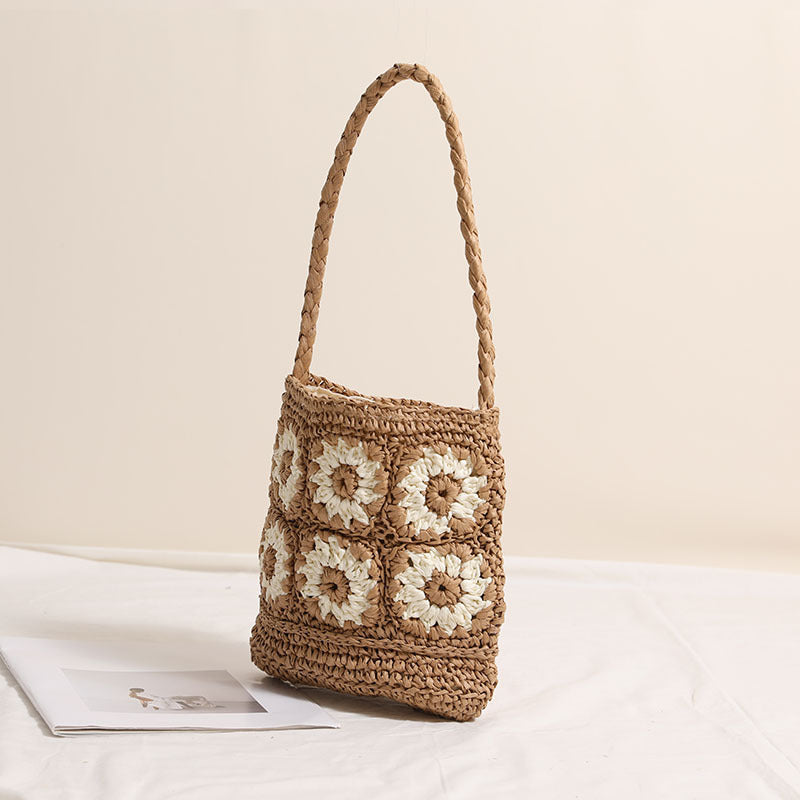 Handcrafted straw bag with floral patterns Bowlift